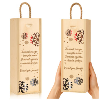 Drewniana skrzynka na wino z płatkami śniegu i grawerem „Zamiast śniegu – lampka wina, zamiast zgiełku – chwila spokoju”.