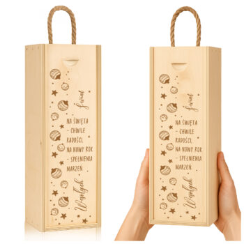 Drewniana skrzynka na wino z bombkami i grawerem „Na Święta chwile radości, na Nowy Rok spełnienia marzeń”.