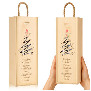 Drewniana skrzynka na wino z choinką i czerwonym topperem, grawerowane życzenia świąteczne.