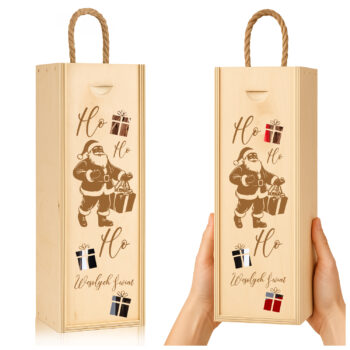 Drewniana skrzynka na wino z grawerem Mikołaja, prezentami i napisem „Ho Ho Ho – Wesołych Świąt”.