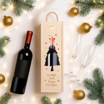 Drewniana skrzynka na wino z grawerem „Wesołych Świąt Bożego Narodzenia”, w aranżacji świątecznej z winem, bombkami i gałązkami choinki.