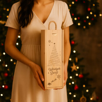 Drewniana skrzynka na wino „Wesołych Świąt” na świątecznym stole z winem i dekoracjami.