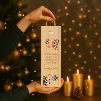 Skrzynka na wino z zabawnym grawerem w świątecznej aranżacji z choinką i świecami.