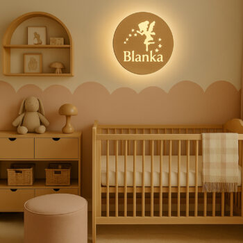 Lampka nocna LED wróżka z imieniem dziecka – aranżacja w pokoju nad łóżeczkiem