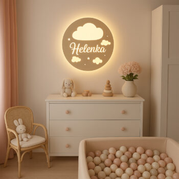 Lampka nocna LED z chmurkami i imieniem dziecka – aranżacja nad komodą