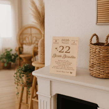 Drewniana kartka na Dzień Dziadka w aranżacji domowej – pamiątka z grawerem