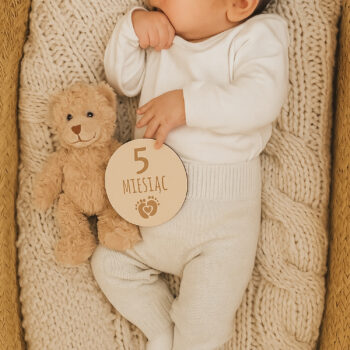 Tabliczka „5 miesiąc” w sesji zdjęciowej niemowlaka – drewniany rekwizyt do zdjęć miesięcznych