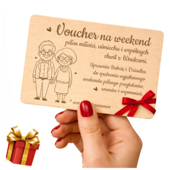 Voucher dla Babci i Dziadka na wspólny weekend z wnukami – drewniana kartka z grawerem i wstążką