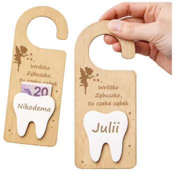 Drewniana zawieszka na klamkę Wróżka Zębuszka z grawerem i personalizacją imienia, biały ząbek 3D z miejscem na pieniążek