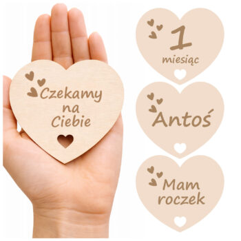 Drewniane tabliczki z miesiącami dziecka – zestaw 15 sztuk, serduszka z grawerem