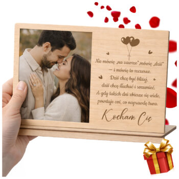 Personalizowana drewniana ramka na zdjęcie 10x15 z grawerem dedykacji – prezent na Walentynki dla pary