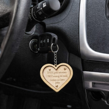 Brelok serce 3D z grawerem przy kluczykach w samochodzie