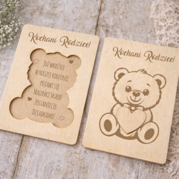 Drewniana kartka ‘Kochani Rodzice’ z wyjmowaną wkładką w kształcie misia – dwa widoki na drewnianym tle