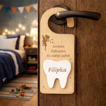 Zawieszka Wróżka Zębuszka na klamce ciemnych drzwi, personalizowany ząbek 3D z imieniem dziecka.