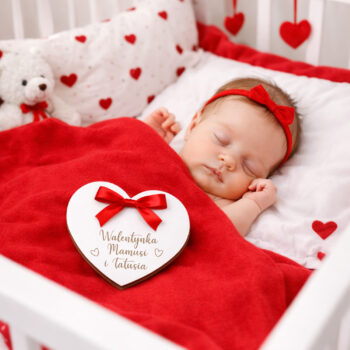 Tabliczka jako subtelny rekwizyt do walentynkowej sesji zdjęciowej niemowlaka – pięknie komponuje się z dziecięcą aranżacją.