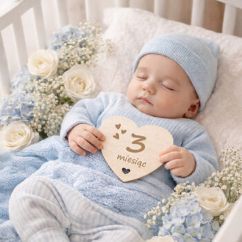 Noworodek śpiący z drewnianą tabliczką 3 miesiąc – sesja zdjęciowa niemowlęca