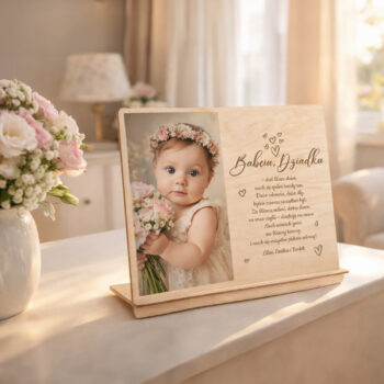 Drewniana ramka z dedykacją dla dziadków – stojąca dekoracja z miejscem na zdjęcie 10x15 cm, aranżacja w salonie