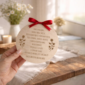 Drewniana tabliczka z życzeniami dla Babci i Dziadka – prezent w aranżacji na stole z wstążką