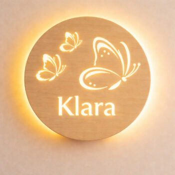 Lampka nocna LED z imieniem dziecka w pokoju dziewczynki – ciepłe, przytulne światło